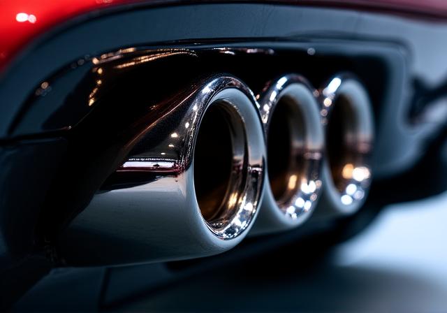 Glimmend performance sportuitlaatsysteem gemonteerd onder een auto